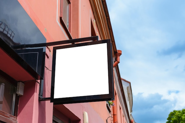 Maqueta de cartel blanco en blanco plantilla de caja de luz de tienda iluminada vacía montada en la pared Maqueta de Cartel en blanco iluminado Lugar para el texto cartel publicitario al aire libre