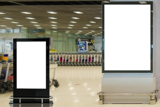 Foto maqueta de cartelera en blanco en el aeropuerto