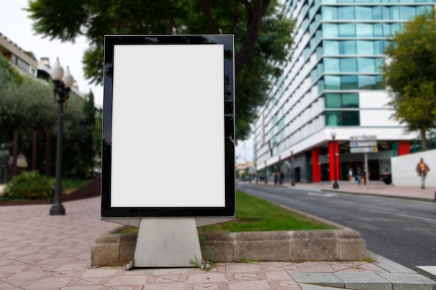 Maqueta de cartelera en blanco en la calle