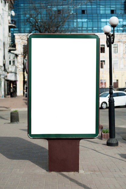 Foto maqueta de cartelera en blanco en la ciudad. lugar para texto, publicidad exterior, pancarta, póster o información pública.