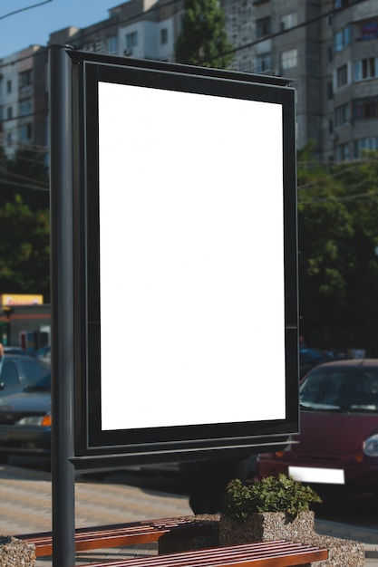 Foto maqueta de cartelera en blanco en la ciudad. lugar para texto, publicidad exterior, pancarta, póster o información pública.