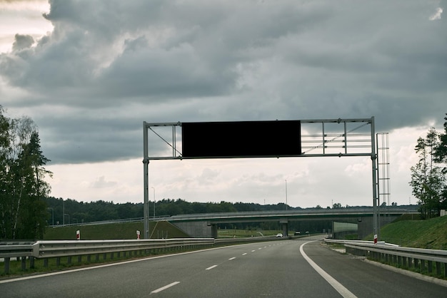 Foto maqueta de cartelera de carretera publicidad exterior eficaz junto a la autopista