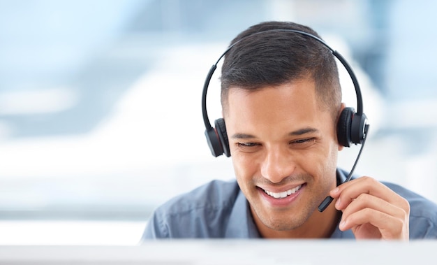 Foto maqueta de centro de llamadas o hombre amigable en comunicación para servicios de atención al cliente de telecomunicaciones en micrófono sonrisa crm o cara de agente de ventas feliz consultando hablando o hablando en soporte técnico mesa de ayuda