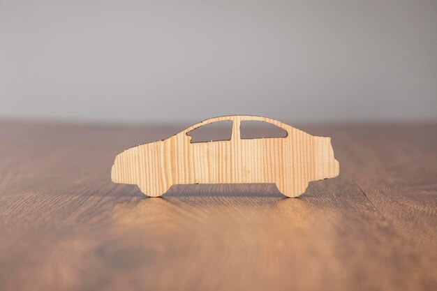 Foto maqueta de coche de madera sobre la mesa