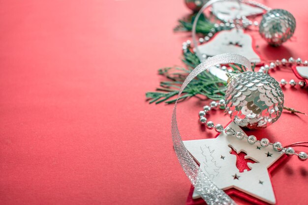 Foto maqueta de composición navideña en fondo rojo