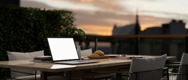 Maqueta de computadora portátil en una mesa de comedor al aire libre en un hermoso restaurante con hermosa vista de la ciudad