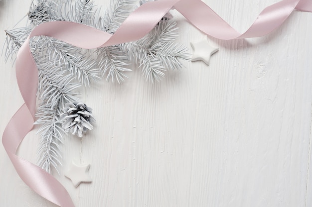 Maqueta de cono de árbol de Navidad y cinta rosa, flatlay sobre un blanco