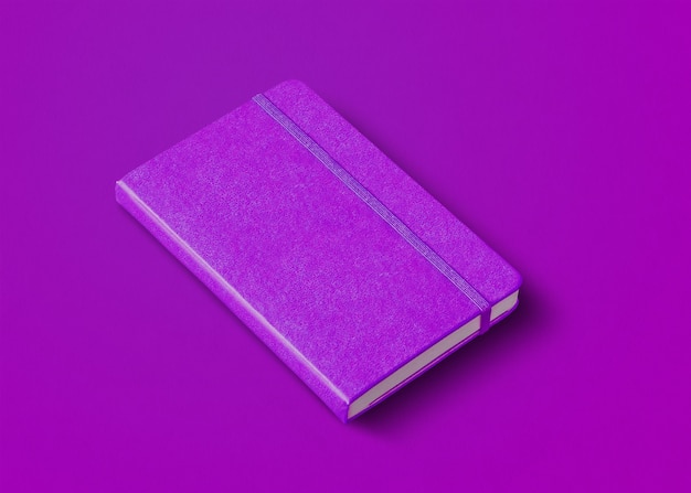 Maqueta de cuaderno cerrado púrpura aislado sobre fondo de color