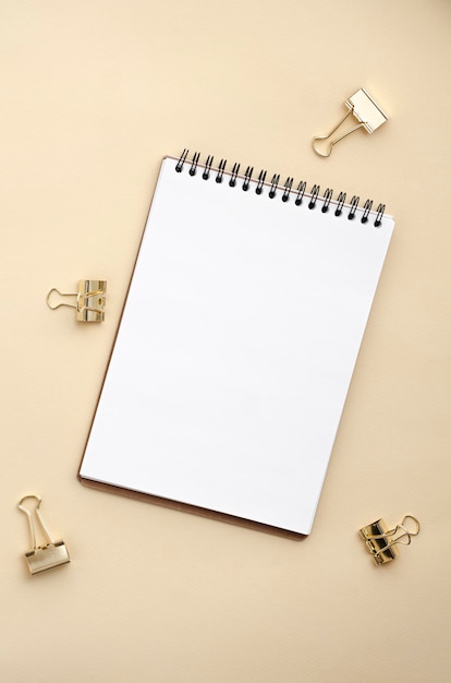 Maqueta de cuaderno para diseño gráfico sobre fondo beige