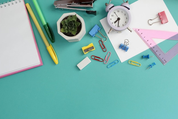 Maqueta de cuadernos con material de papelería escolar en el fondo Concepto de regreso a la escuela Cuaderno en blanco con espacio de copia