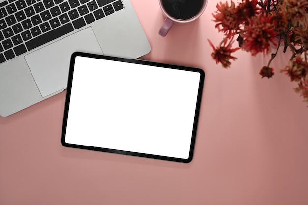 Maqueta digital tablet computadora portátil taza de café y maceta sobre fondo rosa