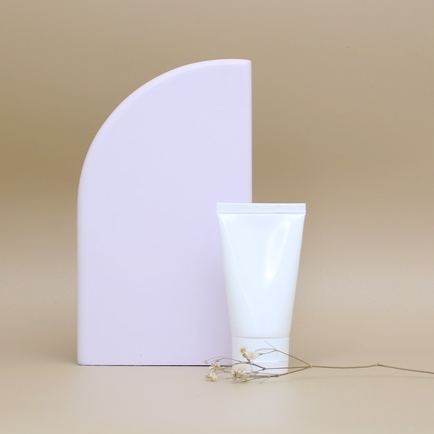 Maqueta de diseño de tubo blanco en blanco con fondo de visualización