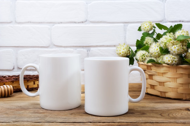 Maqueta de dos tazas de café con canasta de flores