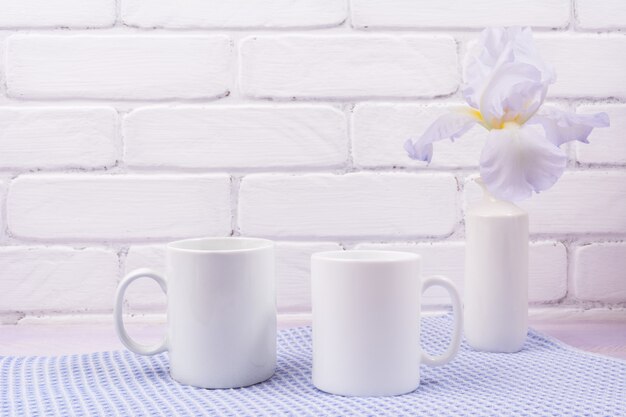 Foto maqueta de dos tazas de café con flores de iris