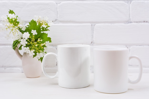 Maqueta de dos tazas de café con flores de viburnum