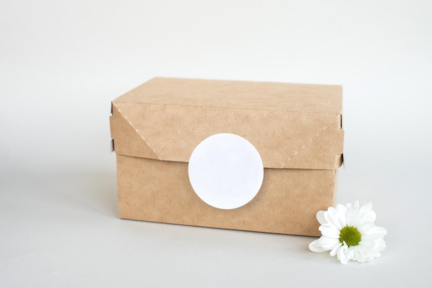 Maqueta de etiqueta redonda en caja de kraft lonchera embalaje ecológico con caja de comida de etiqueta en blanco
