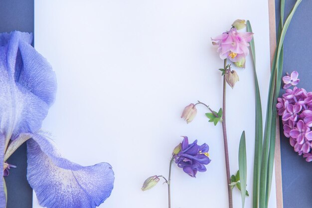 Maqueta de fondo de primavera con cuaderno de dibujo de espacio en blanco vacío