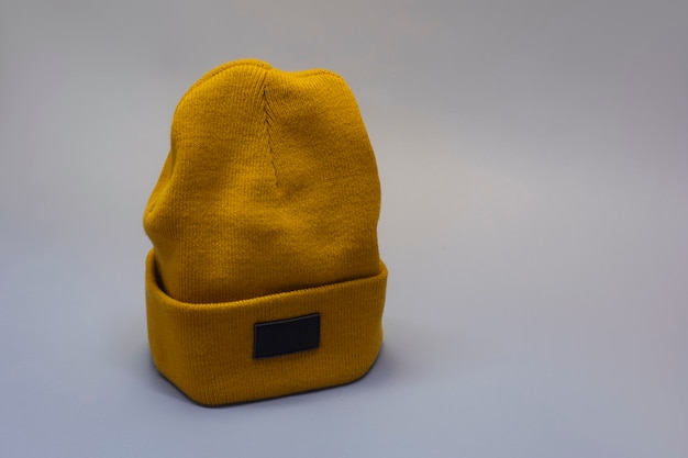 Maqueta de un gorro naranja sobre un fondo claro.