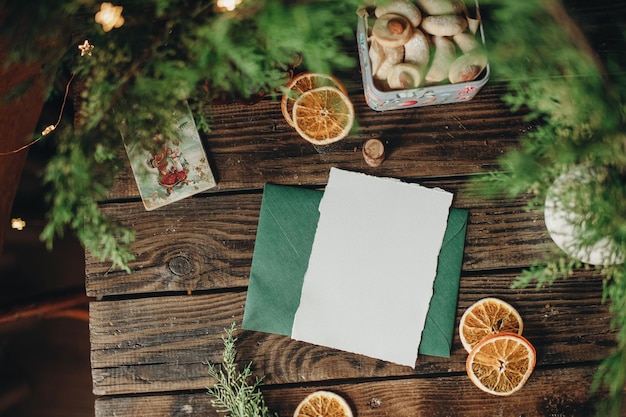 Maqueta de hoja blanca de papel sobre la mesa con decoración navideña, maqueta de carta navideña, navidad