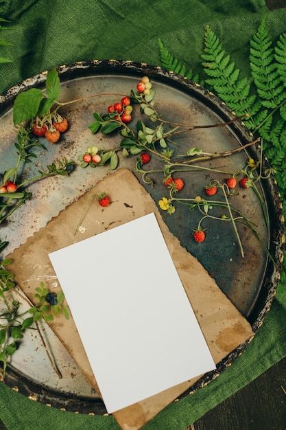 maqueta de invitación o tarjeta de felicitación sobre un fondo natural en el bosque, maqueta de papel en un bosque b