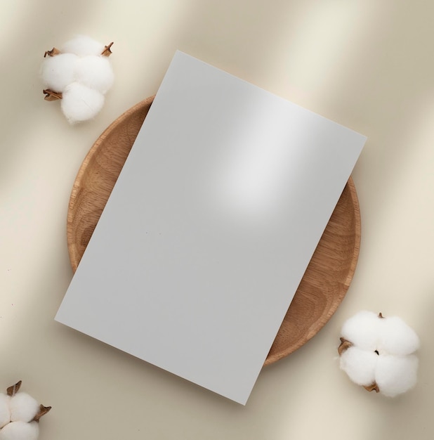 Maqueta de invitación de tarjeta de felicitación en blanco 5x7 en sobre con flores secas y cinta sobre fondo beige maqueta plana