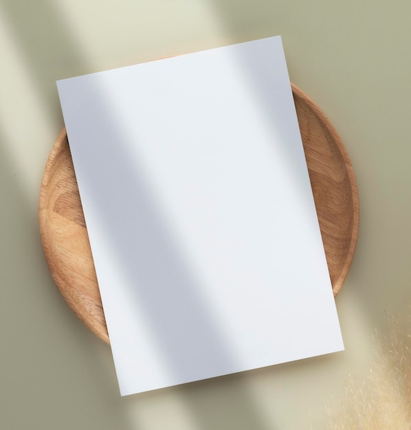 Foto maqueta de invitación de tarjeta de felicitación en blanco 5x7 en sobre con flores secas y cinta sobre fondo de papel maqueta plana