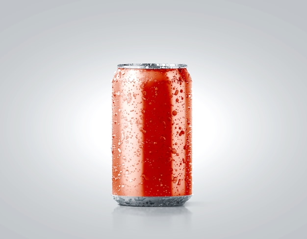 Maqueta de lata de refresco de aluminio frío rojo en blanco con gotas, 330 ml