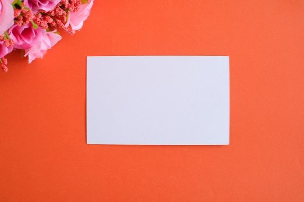 Maqueta del libro blanco de la tarjeta de visita en fondo