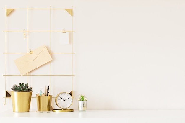 Maqueta del lugar de trabajo de la mujer sobre fondo claro. Escritorio de oficina de negocios con colores dorados. Diseño moderno. Estilo minimalista.