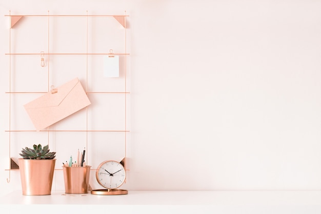 Maqueta del lugar de trabajo de la mujer sobre fondo claro. Escritorio de oficina de negocios con colores rosados. Diseño moderno. Estilo minimalista.