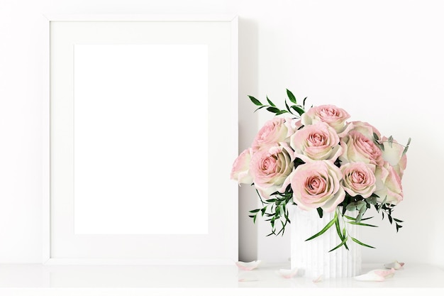 Una maqueta de marco blanco con un ramo de rosas