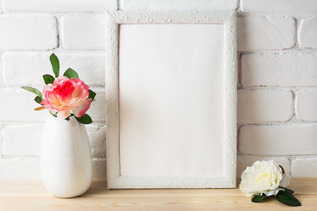 Maqueta de marco blanco con rosas blancas y rosadas.