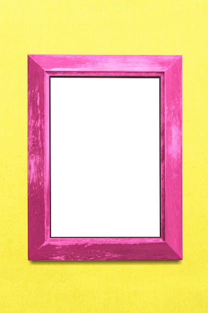 Maqueta de marco de foto rosa sobre un fondo amarillo