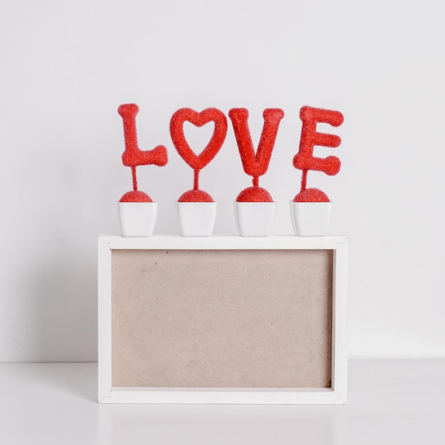 Maqueta de marco horizontal con maceta de amor en un cálido interior minimalista neutro Maqueta y espacio de copia