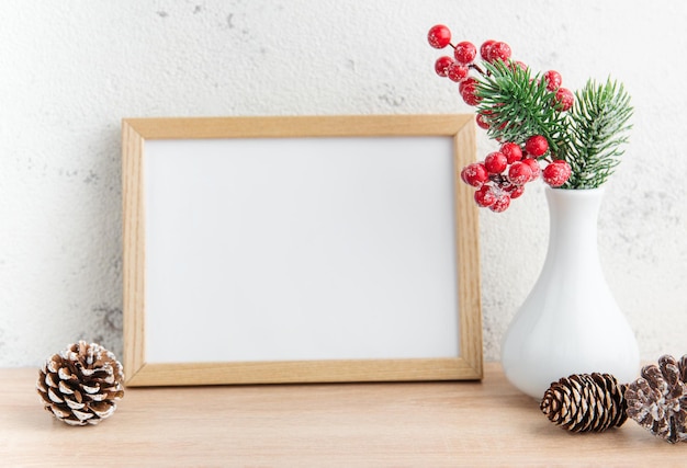 Maqueta de marco de madera en blanco blanco con adornos navideños