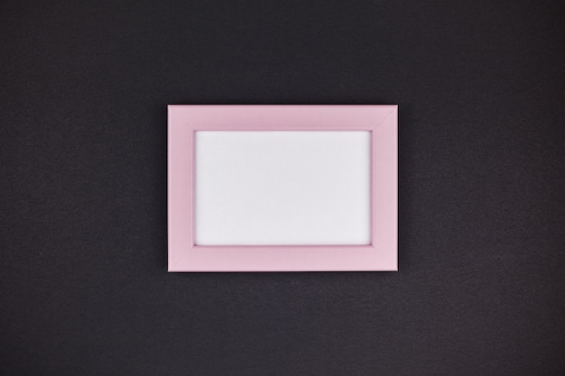 Foto maqueta de un marco rosa milenario