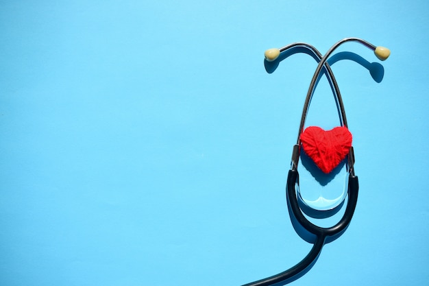 Maqueta médica con estetoscopio, corazón rojo