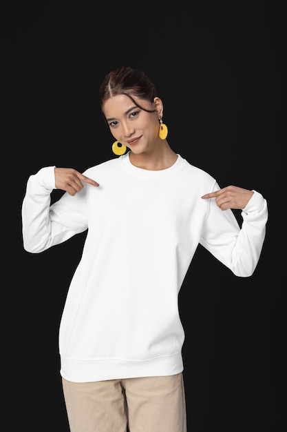 Maqueta de mujer con camiseta camiseta de gran tamaño Blinkstore entorno de estudio diseño de moda appare