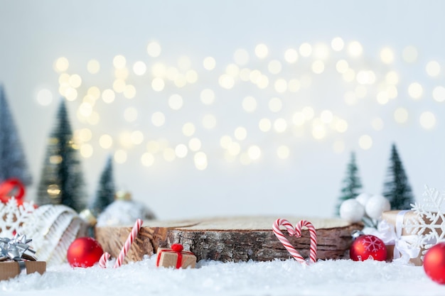 Maqueta navideña con plataforma vacía de madera Lugar para presentación de productos navideños