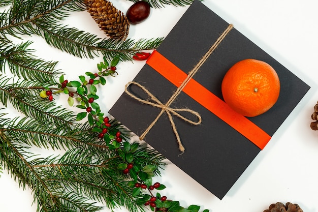 Maqueta navideña para postal con frutos secos, papel artesanal, caja de regalo, juguetes navideños hechos a mano