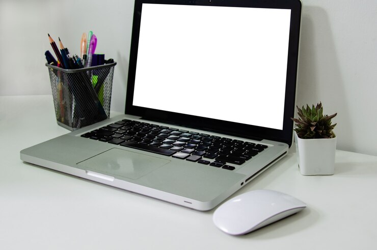 Foto maqueta de ordenador portátil en blanco y ratón en el escritorio. se utiliza para poner texto o información para anunciar noticias o vender productos en línea. concepto de negocio de marketing