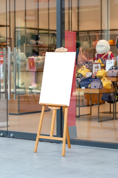 Maqueta de pancartas de soporte publicitario Maqueta de un póster de pie Exhibición de póster de maqueta de soporte al aire libre con marco de madera en blanco