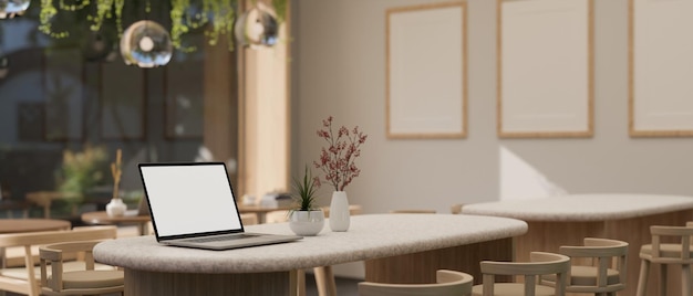 una maqueta de pantalla blanca de computadora portátil en una mesa en una hermosa cafetería minimalista