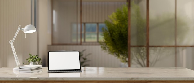 Una maqueta de pantalla blanca de tableta en una mesa sobre fondo borroso de una habitación mínima