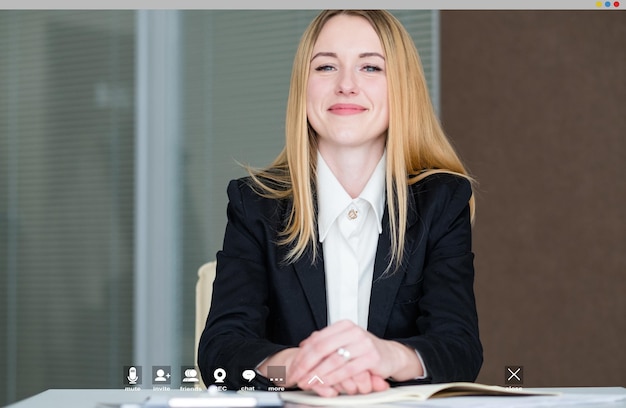 Maqueta de pantalla de mujer de negocios de reunión virtual