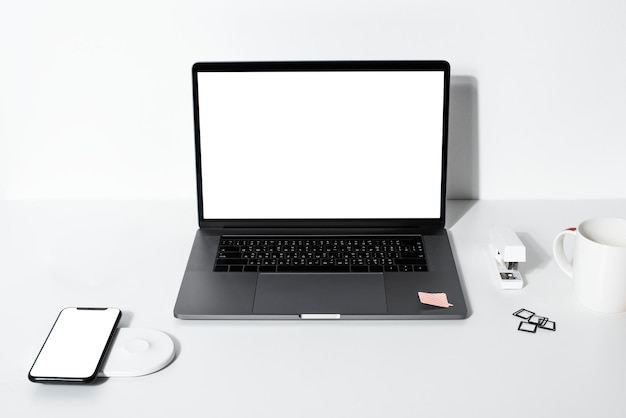 Maqueta de pantalla png de una computadora portátil en una mesa blanca