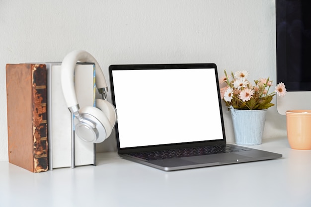 Maqueta de pantalla portátil en blanco en el trabajo de escritorio