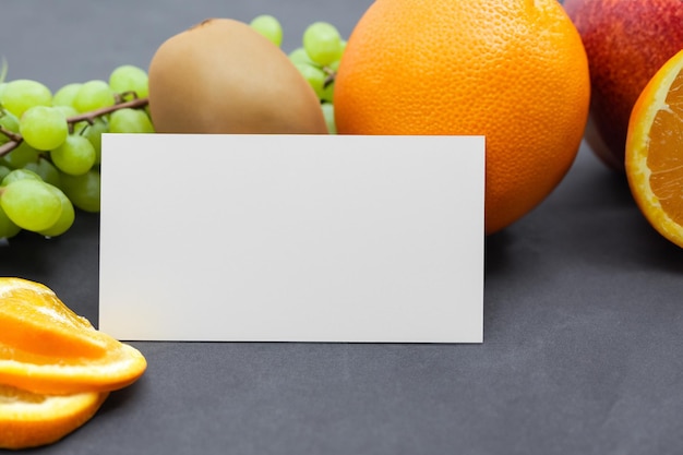 Maqueta de papel blanco con la deliciosa presencia de fruta fresca creando una sinfonía visual