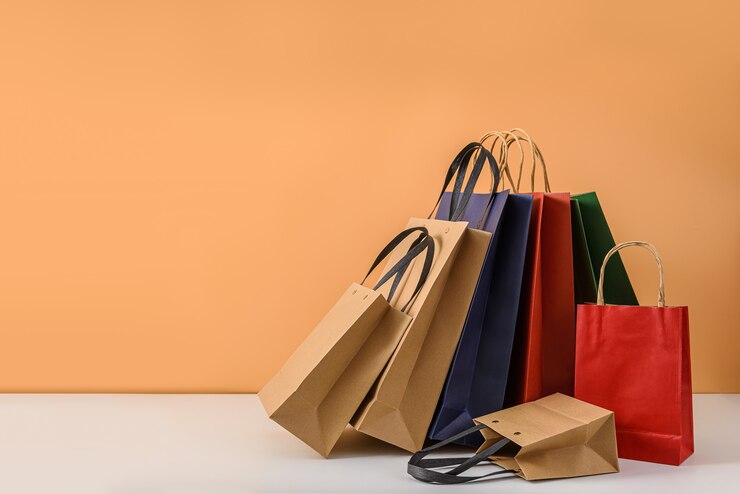 Maqueta de paquete artesanal en blanco o bolsa de papel de colores con asas