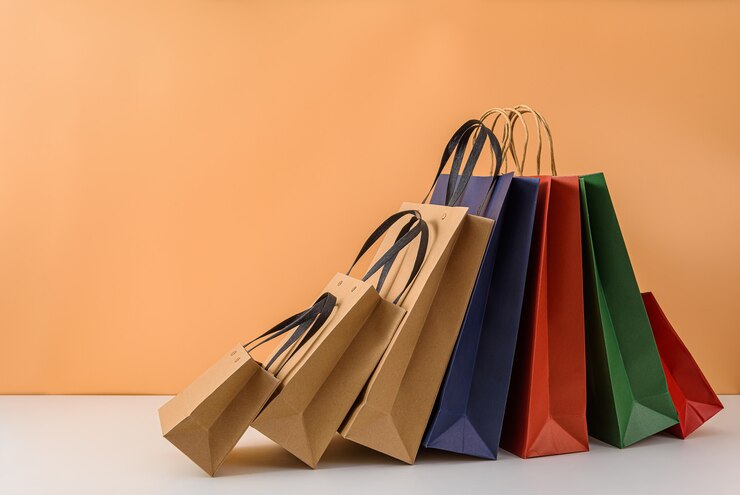 Maqueta de paquete artesanal en blanco o bolsa de papel de colores con asas